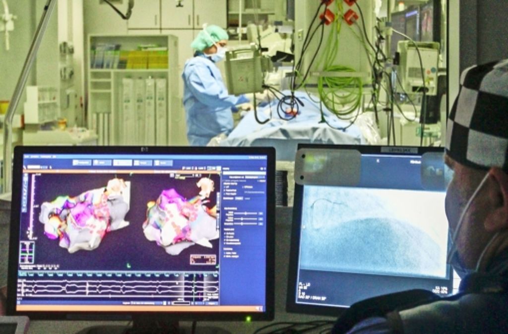 Auf Monitoren werden  Operationen im Herzkatheterlabor überwacht: Das Herz ist auf dem linken Bildschirm schematisch dargestellt. Foto: factum/Bach