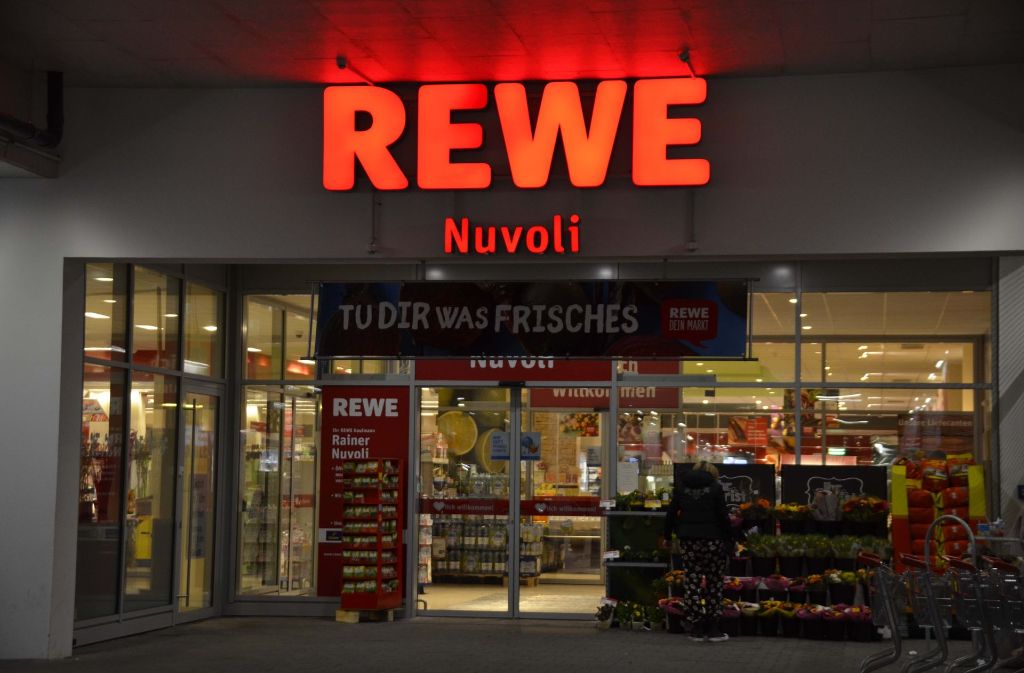 Ein Unbekannter hat einen Supermarkt in Stuttgart überfallen.