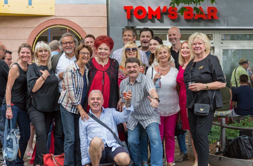 Gruppenbild vor Tom’s Bar (unter anderem auf dem Foto: die Schauspielerin Monika Hirschle, Maria Prinzessin von Saschen-Altenburg, Galeristin Saby Lazi und Blogger Patrick Mikolaj).