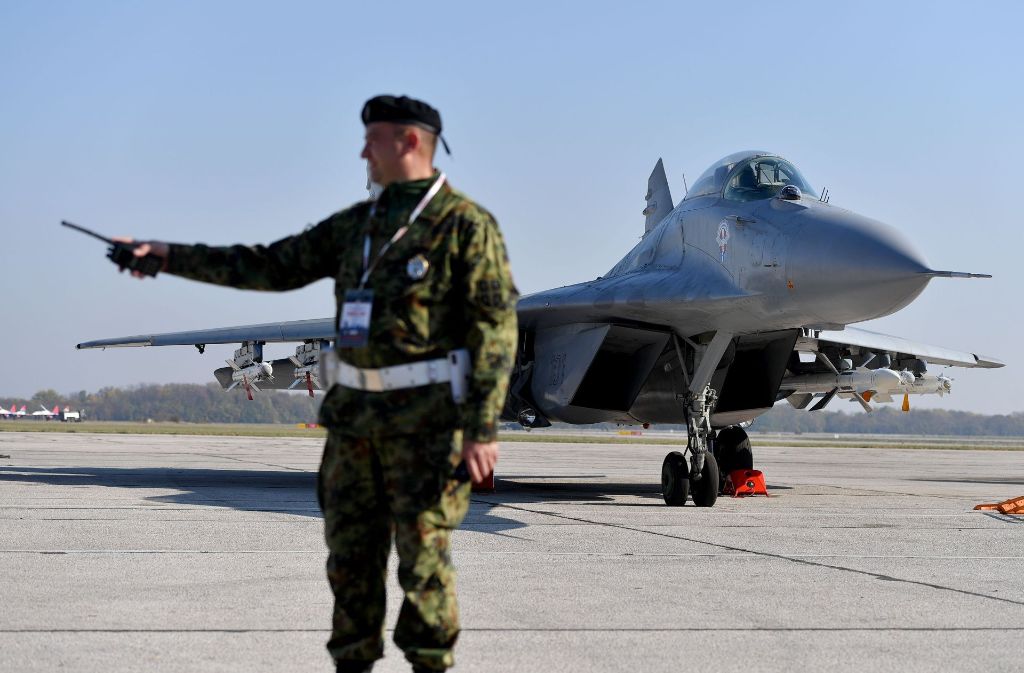 Die russischen Mig-Kampfflugzeuge werden in Serbien präsentiert. Foto: AFP