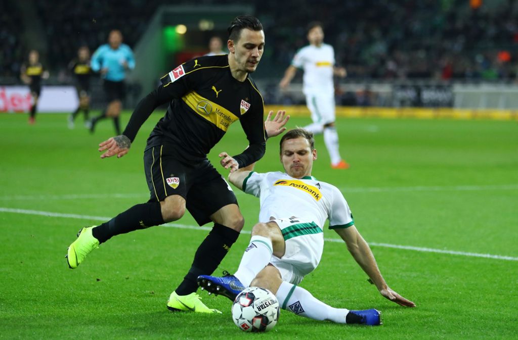 Der Sturm, so sagen Spötter, ist beim VfB in dieser Saison ein einziger Ausfall. Die Offensivprobleme hängen auch damit zusammen, dass Anastasios Donis wegen eines Muskelbündelrisses im Oberschenkel sechs Begegnungen auslassen musste. Jetzt ist er wieder zurück, aber noch längst nicht voll bei Kräften, wie seine Teilzeit-Auftritte gegen den FC Augsburg (1:0 dank seines Tors) und bei Borussia Mönchengladbach (0:3) gezeigt haben.