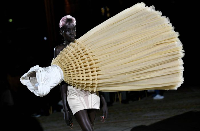 Fashion Week in Paris: Mode, die  Kopf steht