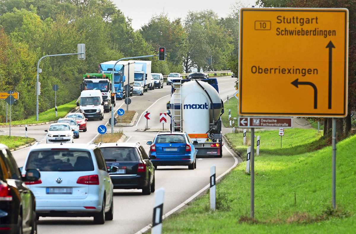Rund 30 000 Fahrzeuge wälzen sich täglich über die B 10 durch den Vaihinger Teilort Enzweihingen. Foto: factum//Simon Granville