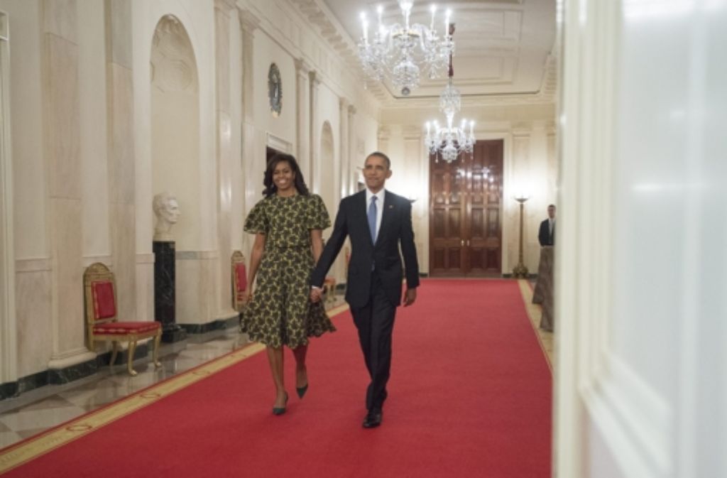 Der amerikanische Präsident Barack Obama mit der First Lady Michelle auf dem Weg zur Cross Hall des White Houses, wo er am Dienstag die „Presidential Medals of Freedom“ verlieh.