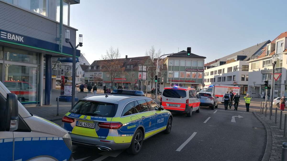  Ein Autofahrer will in Stuttgart-Weilimdorf abbiegen und übersieht dabei eine Fußgängerin. Die 84-Jährige wird bei dem nachfolgenden Zusammenstoß schwer verletzt. 