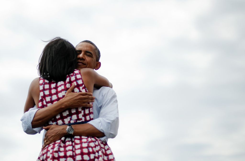 Eine innige Umarmung zwischen Michelle und Barack Obama – immer wieder zeigen der scheidende US-Präsident und seine First Lady in der Öffentlichkeit ihre Zuneigung zueinander, wie unsere Fotostrecke zeigt.