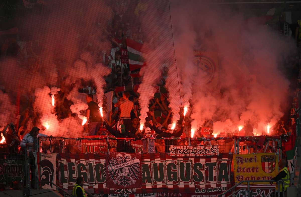 Die Augsburger Fans zünden Pyros im Gästeblock.