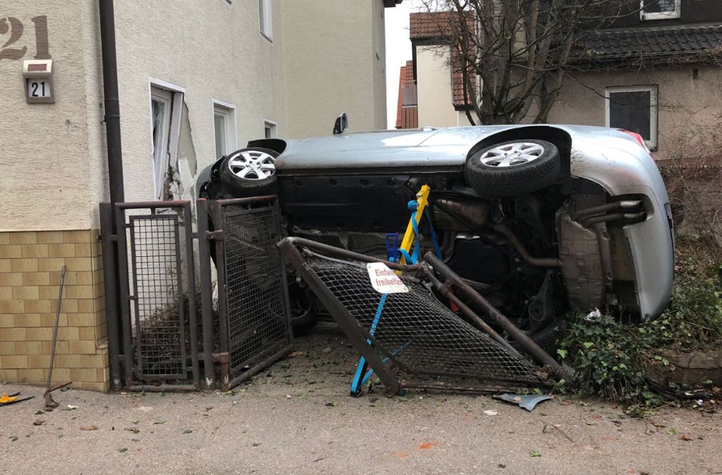 In Fellbach ist ein Auto gegen eine Hauswand gekracht.