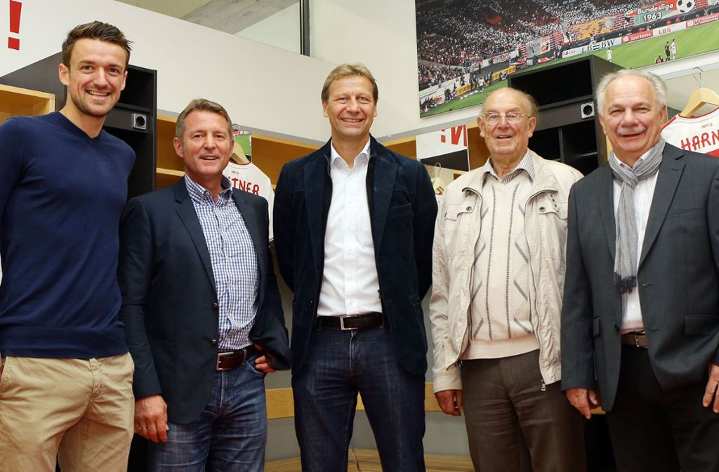 Fünf ehemalige Spielführer des VfB Stuttgart – wer folgt Christian Gentner, Karl-Heinz Förster, Guido Buchwald, Günter Sawitzki und Hermann Ohlicher (v. li.)?