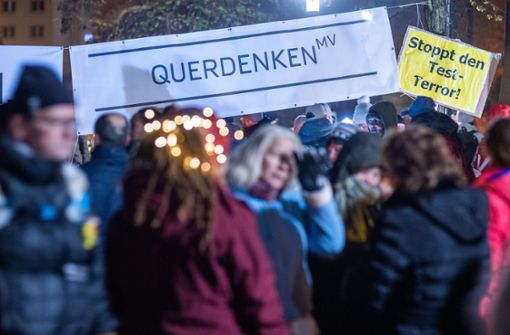 Die Bewegung „Querdenken“ ist vor allem im Südwesten gut vernetzt. Tritt aber auch im Norden auf. Wie hier in Mecklenburg-Vorpommern. (Archivbild) Foto: dpa/Jens Büttner