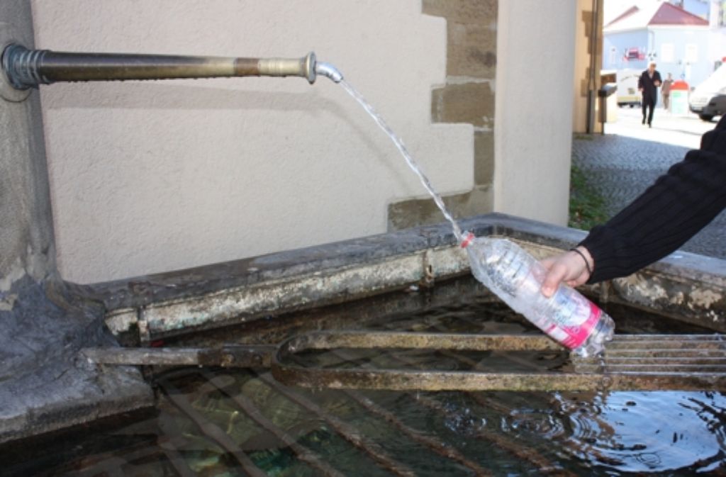 Die Cannstatter lieben ihr Mineralwasser – zumindest, wenn es nicht gerade ungehindert in den Keller des Wohnhauses sprudelt. Foto: Annina Baur
