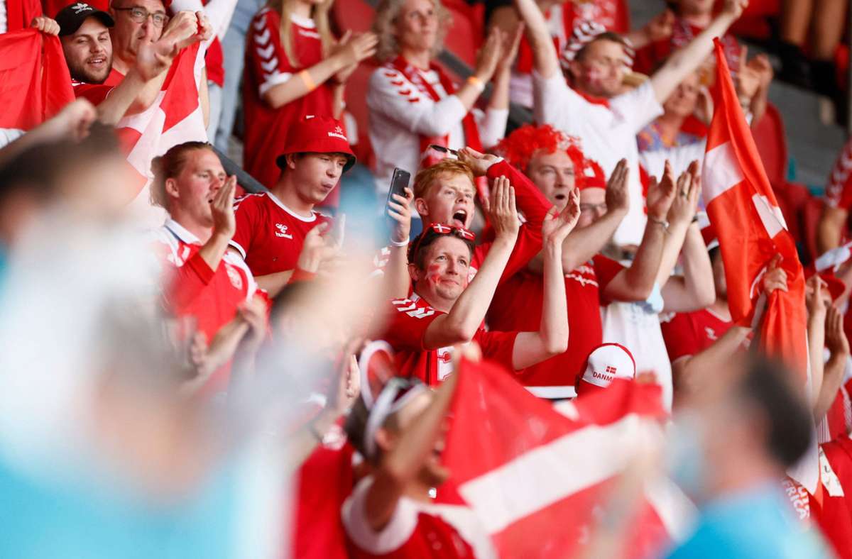18.000 Fans waren im Stadion in Amsterdam erlaubt. Die Anhänger von Dänemark waren in der Überzahl.