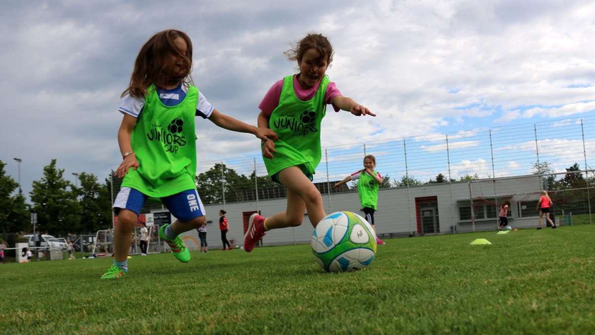 Schnupperfußball in Oeffingen: Mädchen wollen Fußball spielen