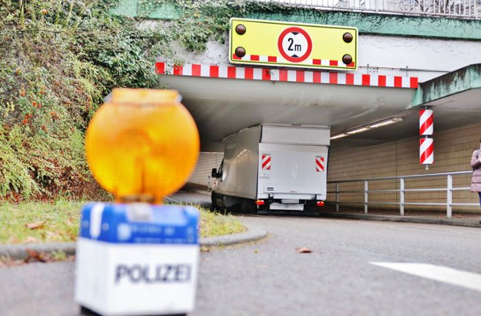 Weinstadt-Beutelsbach: Erneut bleibt Kleinlaster in Unterführung stecken