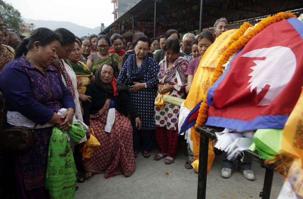 Die Familie des am 6. Mai im Basislager des Everest an einem Herzinfarkt gestorbenen 85-jährigen Min Bahadur Sherchan nimmt Abschied in Kathmandu. In der Mitte sitzt Purna Kumari Sherchan, die Ehefrau des Toten.