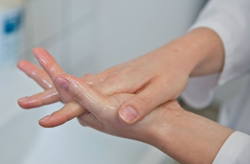 In Krankenhäusern ist die Wahrscheinlichkeit, auf einen multiresistenten Keim zu treffen, höher als im Alltag. Daher empfehlen Hygiene-Experten auf eine sorgfältige Händehygiene zu achten: „Richtige Händehygiene ist sowohl in der Klinik als auch zu Hause eine der wirksamsten Schutzmaßnahmen vor Infektionen.“ Foto: dpa