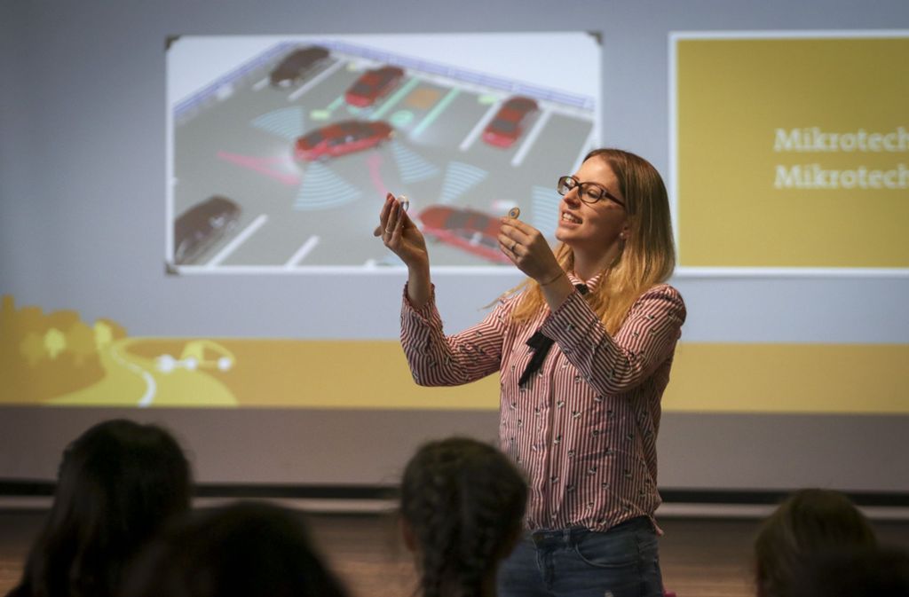 Melanie Schneider präsentiert das autonome Fahren. Foto: factum/Granville