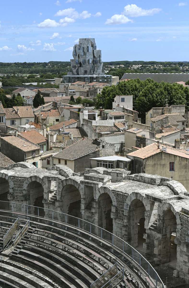 Der Gehry-Turm ist eine unübersehbare Landmarke, die das Antlitz von Arles verändert. Im Vordergrund das römische Amphitheater. Auf dessen zylindrische Form spielt Gehry mit der Sockel-Rotunde seines Towers an.