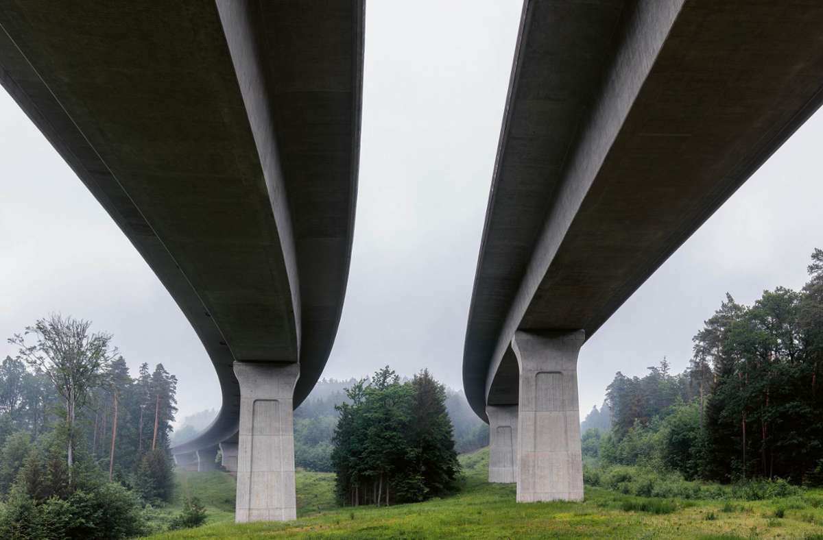 A 9, Schnaittach: Natur trifft auf Baukunst: Die Brückenskulptur nimmt ein Wäldchen in ihre Mitte.