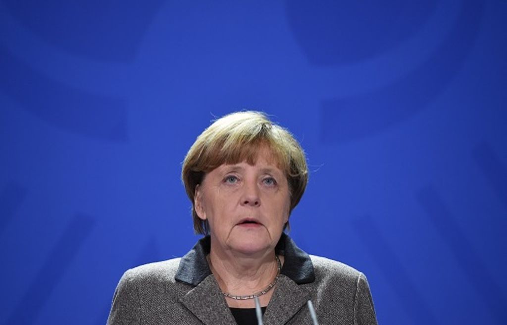 Kanzlerin Merkel spricht den Familien der Opfer ihr Mitgefühl aus.