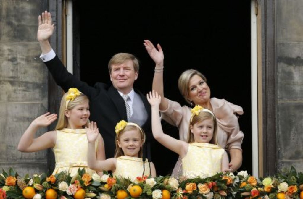 Der lang ersehnte Moment: Der neue König Willem-Alexander, seine Frau Máxima und die Töchter Amalia (links), Alexia (rechts) und Ariane winken der Menge auf dem Platz vor dem Amsterdamer Paleis op de Dam zu.