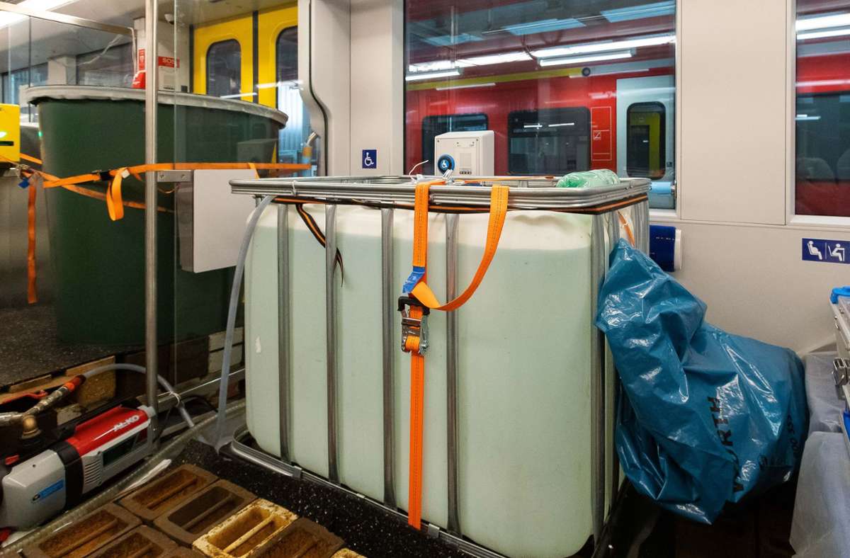 Vier Behälter mit jeweils 2000 Liter Wasser simulieren die Passagiere.