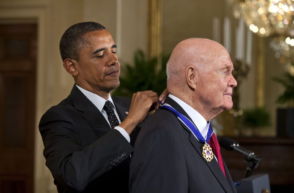 29. Mai 2012: US-.Präsident Barack Obama überreicht Glenn im Weißen Haus in Washington die „Medal of Freedom“.