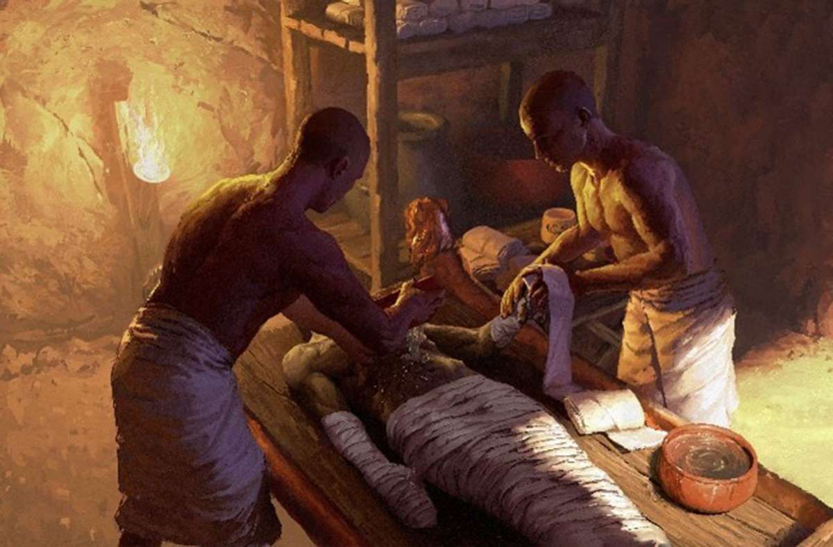 In dieser rekonstruierten Szene balsamieren altägyptische Mumifizierungsexperten einen Verstorbenen in der unterirdischen Werkstatt von Sakkara.
