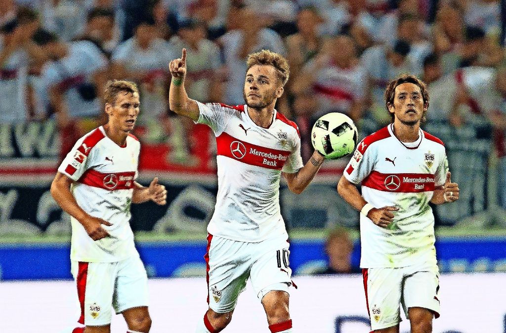 Dann der Start in Liga 2. 60.000 Fans kommen an einem Montagabend zum Auftaktspiel des VfB gegen den FC St. Pauli. Auch dank des eingewechselten Alexandru Maxim gewinnt der VfB am Ende mit 2:1.