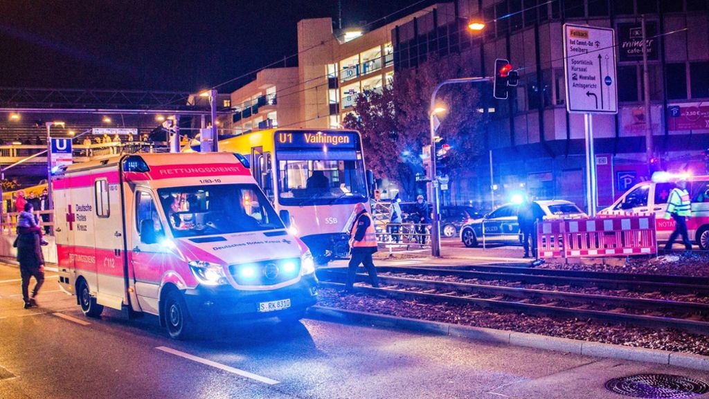  Eine 30-Jährige verlässt sich am Wilhelmsplatz auf die grüne Ampel für den Autoverkehr und übersieht dabei das gelbe Blinken der Stadtbahn. Das endet für sie im Krankenhaus. 