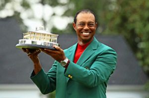 Tiger Woods stellt sich selbst auf