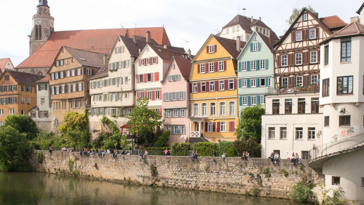 Aufhebung der Ausgangssperre: Die Klägerin will wieder am Neckar spazieren gehen