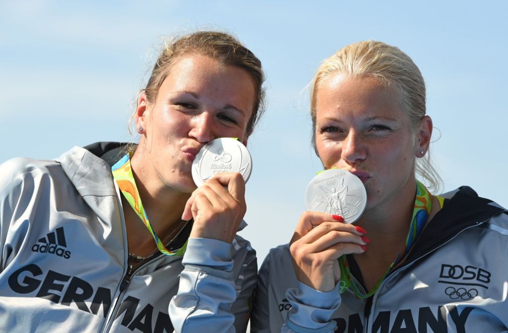 Franziska Weber und Tina Dietze gewinnen im Kajak-Zweier die Silbermedaille.