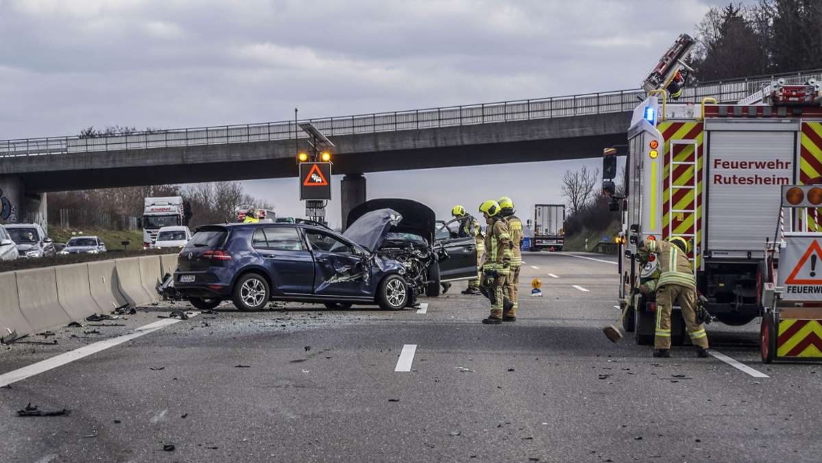 Nach Unfall auf der A8 bei Rutesheim: Drei Verletzte und ein langer Stau