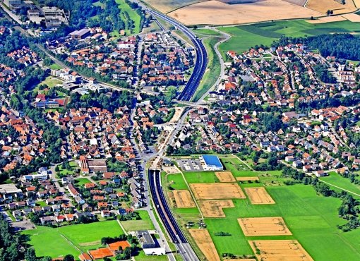 Unterirdisch auf 486 Metern führt die B 27 durch Dusslingen. Über der Fahrbahn wird ein Bürgerpark geschaffen. Die Eisenbahnlinie quer zum oberen Tunneleingang führt (auf dem Foto nach links)  zum Bahnhof. Dort ist das neue Ortszentrum entstanden. Foto: Grohe