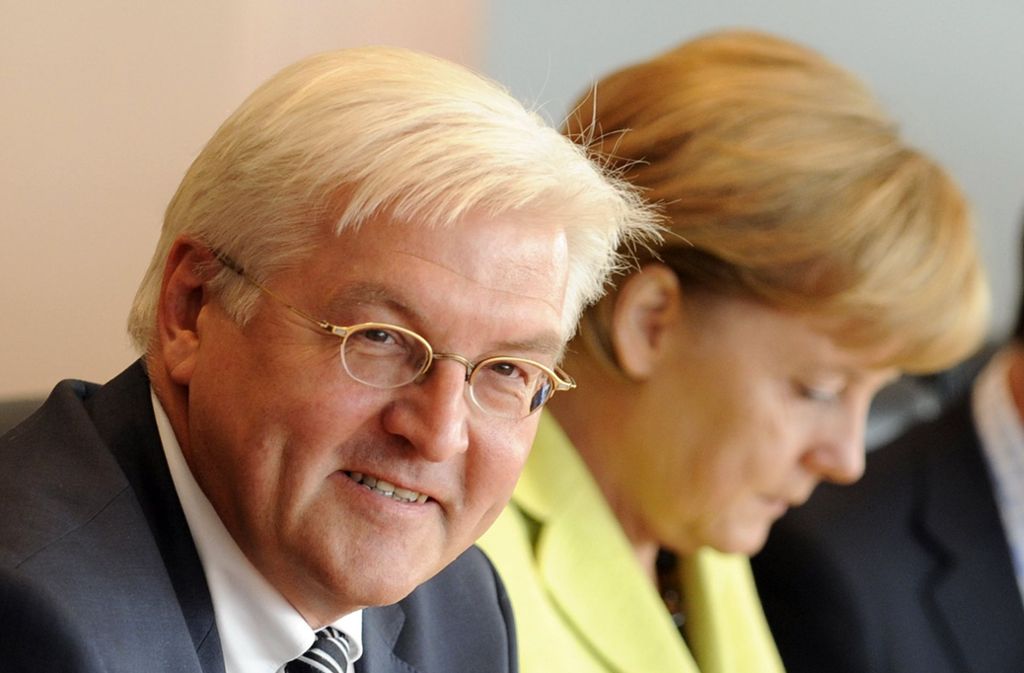 Neben seiner Tätigkeit als Außenminister wird Steinmeier auch unter Angela Merkels Regierung zum Vizekanzler ernannt. Beide Ämter hält er inne bis 2009.