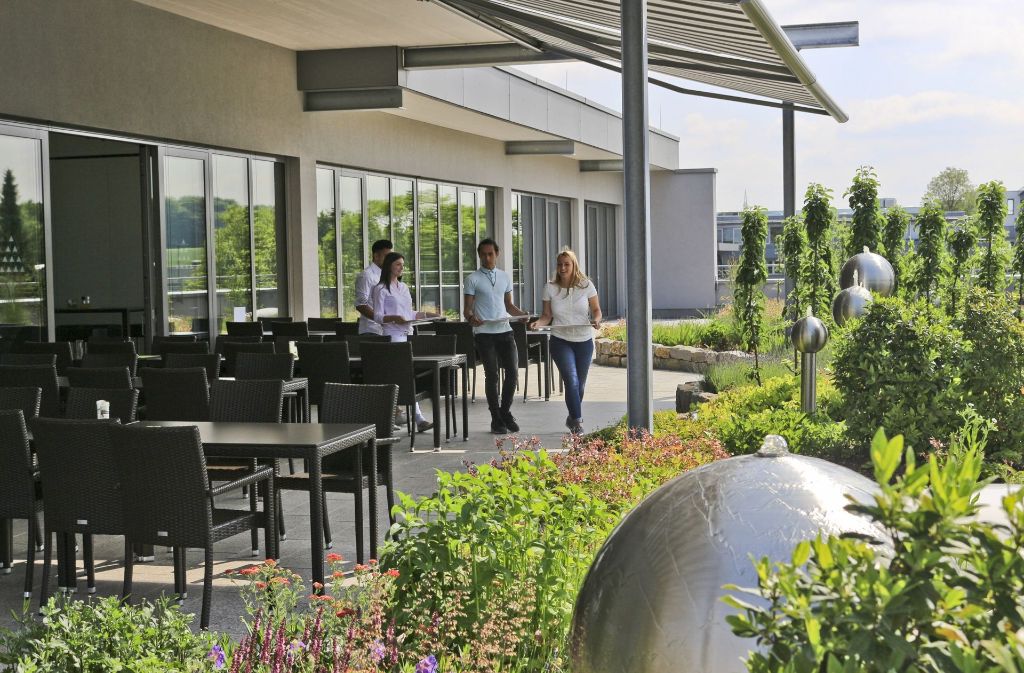 Dürr Dental in Bietigheim-Bissingen: Die Kantine hat einen Anschluss an den Dachgarten. Hier können die 450 Mitarbeiter ihre Pausen im Freien verbringen und neue Kraft tanken.