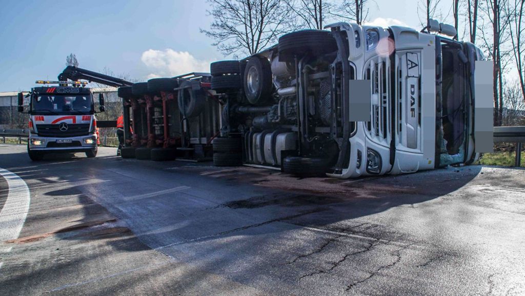 Unfälle bei Böblingen: Lkw auf A 81-Ausfahrt umgekippt – B 464 komplett gesperrt