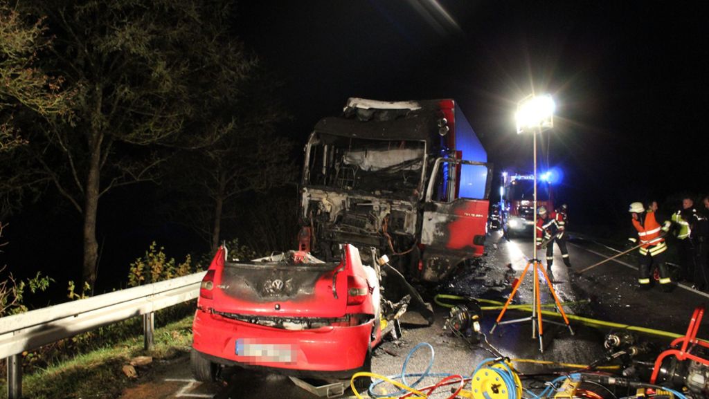 B463 bei Haigerloch: Autofahrerin stirbt nach Frontalzusammenstoß mit Lkw