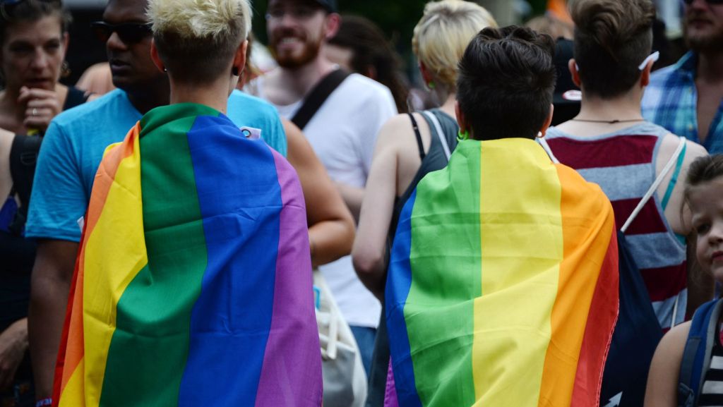CSD-Paraden starten wieder: Forderung nach gleichen Rechten und mehr Liebe