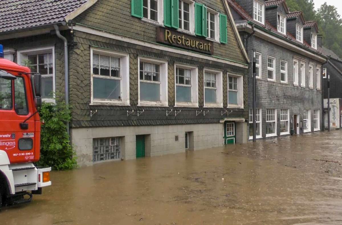 Eine Straße in Solingen ist komplett überflutet.