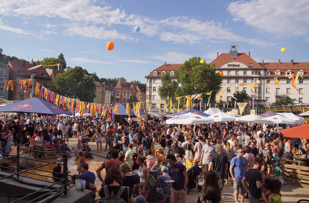 Das vermutliche hippste Straßenfest Stuttgarts. Es Hipster-Straßenfest zu nennen, ist aber vermessen, dafür ist das Publikum, das zwar fesch daherkommt, dann mittlerweile vielleicht doch zu betagt. Und die Fremdbier-Diskussion zeigt ja auch, dass hier viele Ortsansässige herkommen, die ihr Viertel gewürdigt wissen wollen. (4.-7. Juli/vorbei)