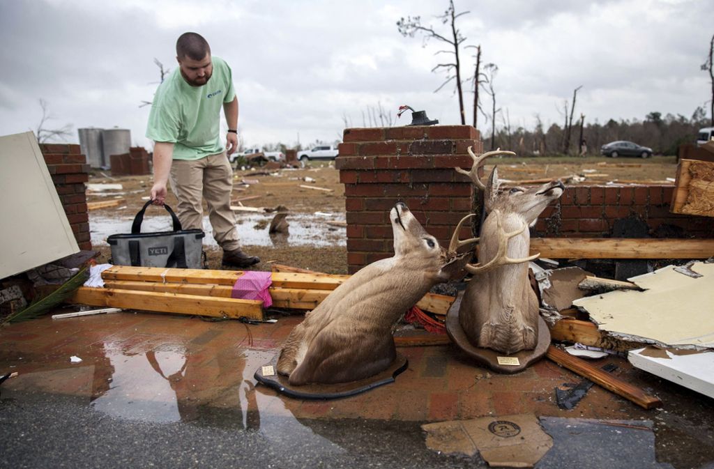 Ein Anwohner räumt nach einem Tornado in Adel (Georgia, USA) die Trümmer eines Hauses weg. Der Süden Georgias ist besonders stark von den Tornados am 22. Januar 2017 getroffen worden.