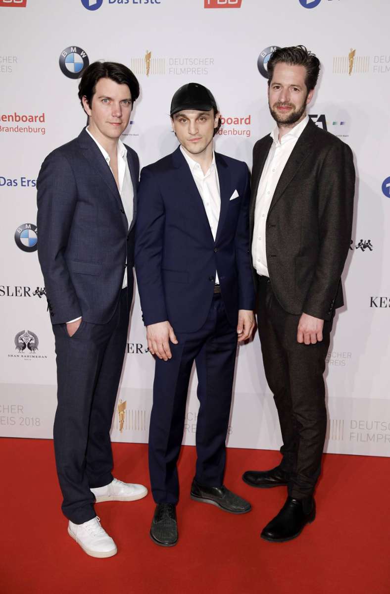 Jochen Laube (links), sein Geschäftspartner Partner Jochen Maubach (rechts) und der Schauspieler Franz Rogowski beim Nominiertenabend zum Deutschen Filmpreis 2018 in Berlin