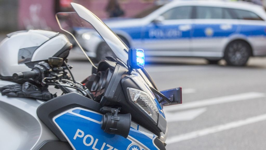 Blaulicht aus Stuttgart: Motorradfahrer verletzt sich schwer bei Unfall