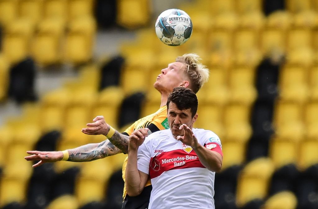 Dank der Gelbsperre von Holger Badstuber kehrt Marc Oliver Kempf beim 2:0-Sieg bei Dynamo Dresden (mit Ondrej Petrak, hinten) in die VfB-Elf zurück. Muss er gegen den VfL Osnabrück wieder weichen?