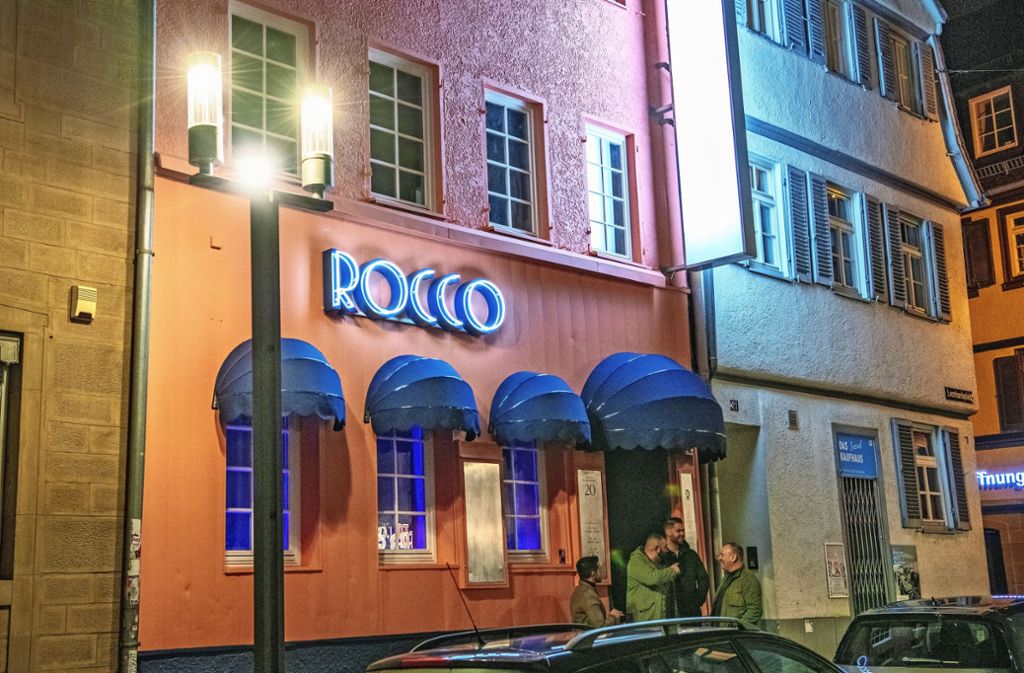 Die Fassadenfarbe der im Oktober 2019 eröffneten Bar Rocco am Leonhardsplatz ist ein Signal: Frisch und fröhlich soll’s in der Altstadt zugehen. Doch die Stadt ist von der Farbe nicht begeistert. Das letzte Worte darüber ist noch nicht gesprochen.