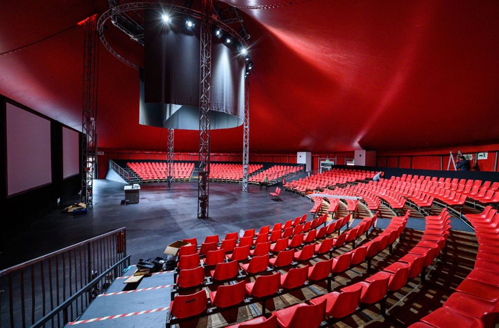 Die TU Braunschweig funktioniert ein Zirkuszelt wegen Sanierungsarbeiten an einem Hörsaalgebäude in einen Vorlesungsraum um, in dem ab dem 8. April Studierende sitzen.