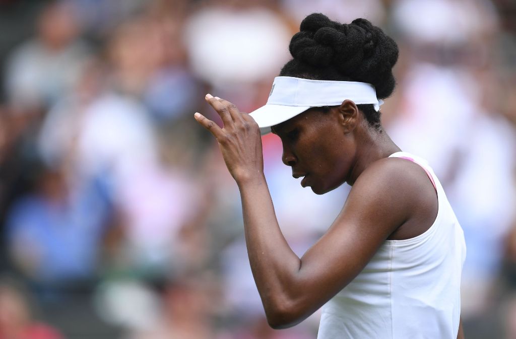 Auf dem Tennisplatz von Wimbledon hatte Venus Williams ihre Gegnerin Elise Mertens weitgehend im Griff – danach bei der Pressekonferenz bracht sie jedoch in Tränen aus. Foto: AFP