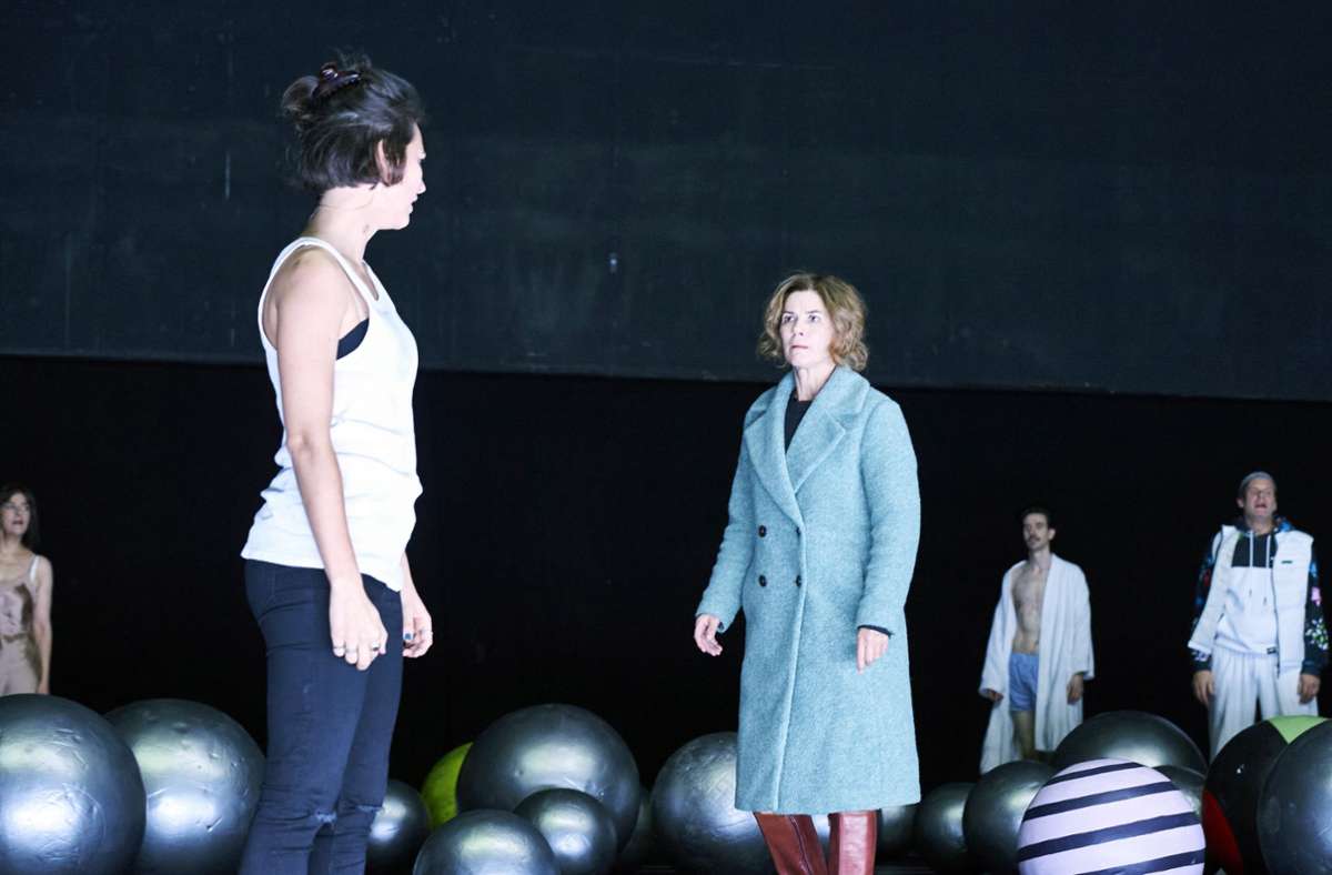 Nina Siewert (li.) und Sylvana Krappatsch in Simon Stephens’ „Am Ende Licht“ im Schauspielhaus Stuttgart.